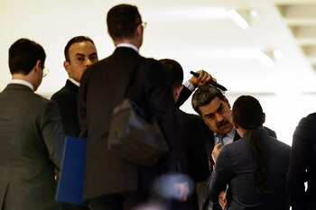 Nicolás Maduro se acomoda el