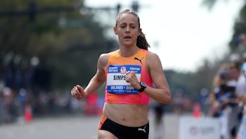 La medallista olímpica Jenny Simpson se desplomó en pleno evento de running