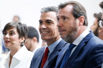 Pedro Sánchez, Óscar Puente e Isabel Rodríguez en la presentación de la propuesta de Plan Social para el Clima en Madrid.