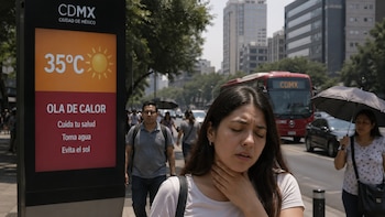 Primer plano de una mujer en una calle de CDMX con expresión de malestar, tocándose el cuello, mientras un cartel luminoso indica 'OLA DE CALOR' y 35°C
