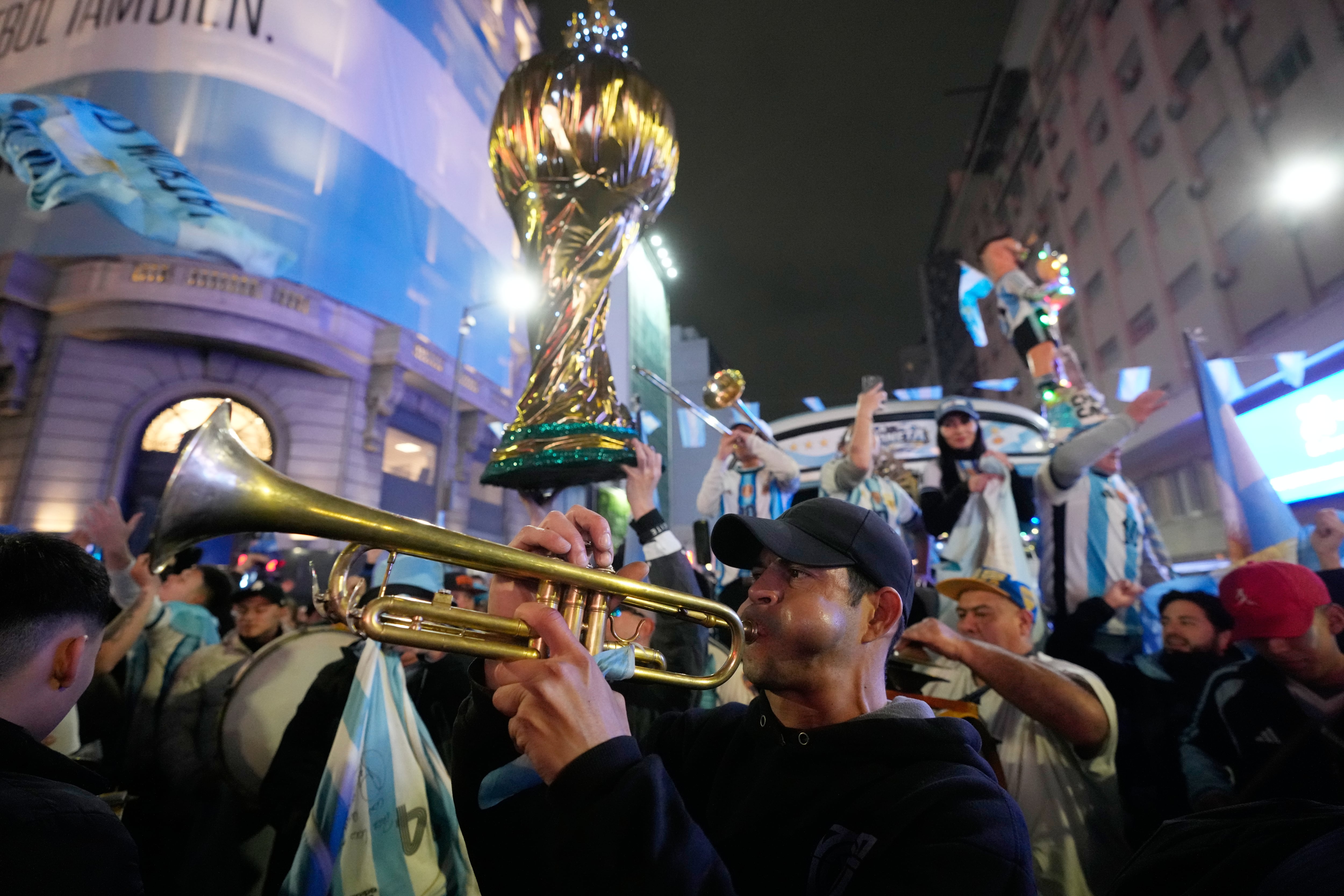 El apoyo de los hinchas en el Obelisco (AP Photo/Gustavo Garello)