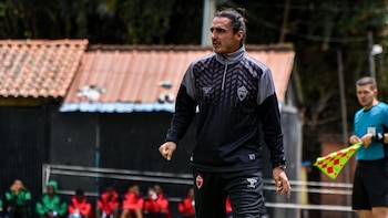 Carlos Giraldo, técnico de Patriotas, hizo un “show” en la Primera B: fingió un codazo en partido ante Real Santander