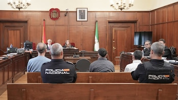 Acusado de asesinar a otro con un disparo en la cabeza en Sevilla se exculpa y apunta a la acusada de encubrimiento