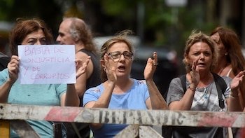 Miles de usuarios siguen sin