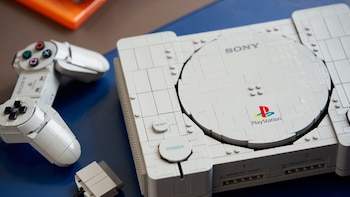 La primera PlayStation recibe un set LEGO casi a tamaño real con DualShock