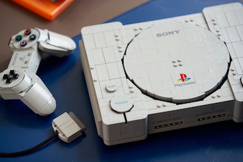 La maqueta de la PlayStation incluye un mando clásico conectado a la consola, además de botones Power y Open funcionales y una bandeja de disco que se abre.