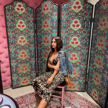 Zaira en un lujoso local