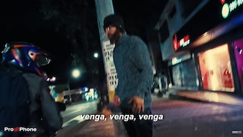 Fragmentos del documental registraron el momento en que La Liendra y su equipo recibieron amenazas, obligándolos a retirarse del lugar para resguardar su seguridad -crédito captura de pantalla La Liendra / Youtube