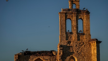 España abandona 17 monasterios o