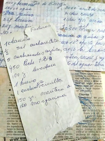Viejas hojas de diario, mezcladas