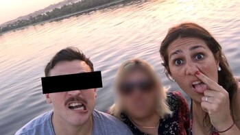 S.B. junto a su hermana