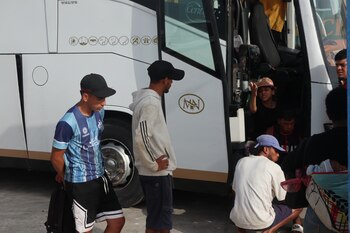 Decenas de autobuses trasladaron desde primeras horas del sábado a distintos puntos del país a cientos de migrantes que se encontraban en la localidad marroquí de Fnideq (Castillejos) tras entrar irregularmente en el enclave español de Ceuta. (EFE/Mohamed Siali)