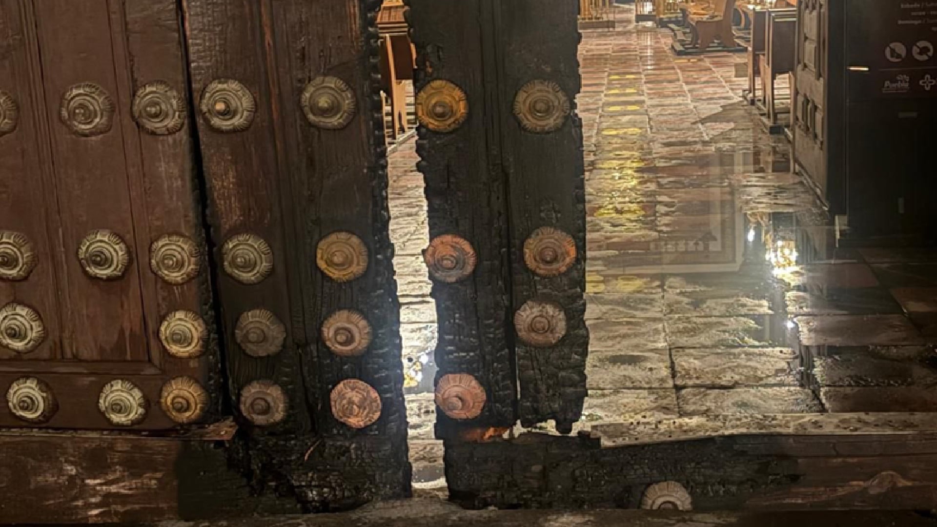 Incendian puerta de Catedral de Puebla (@Arqui_Puebla/X)