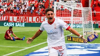 Matías Cóccaro celebrando un gol