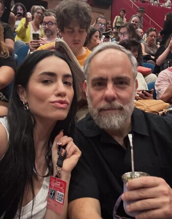 Lali junto a su representante