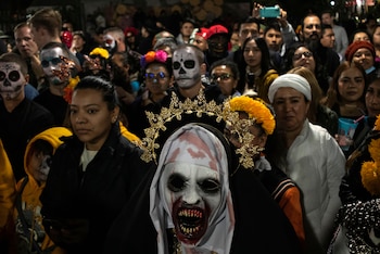 El Día de Muertos en Oaxaca se destaca por altares, procesiones nocturnas y flores de cempasúchil, combinando gastronomía y arte popular (AP Foto/Maria Alferez)