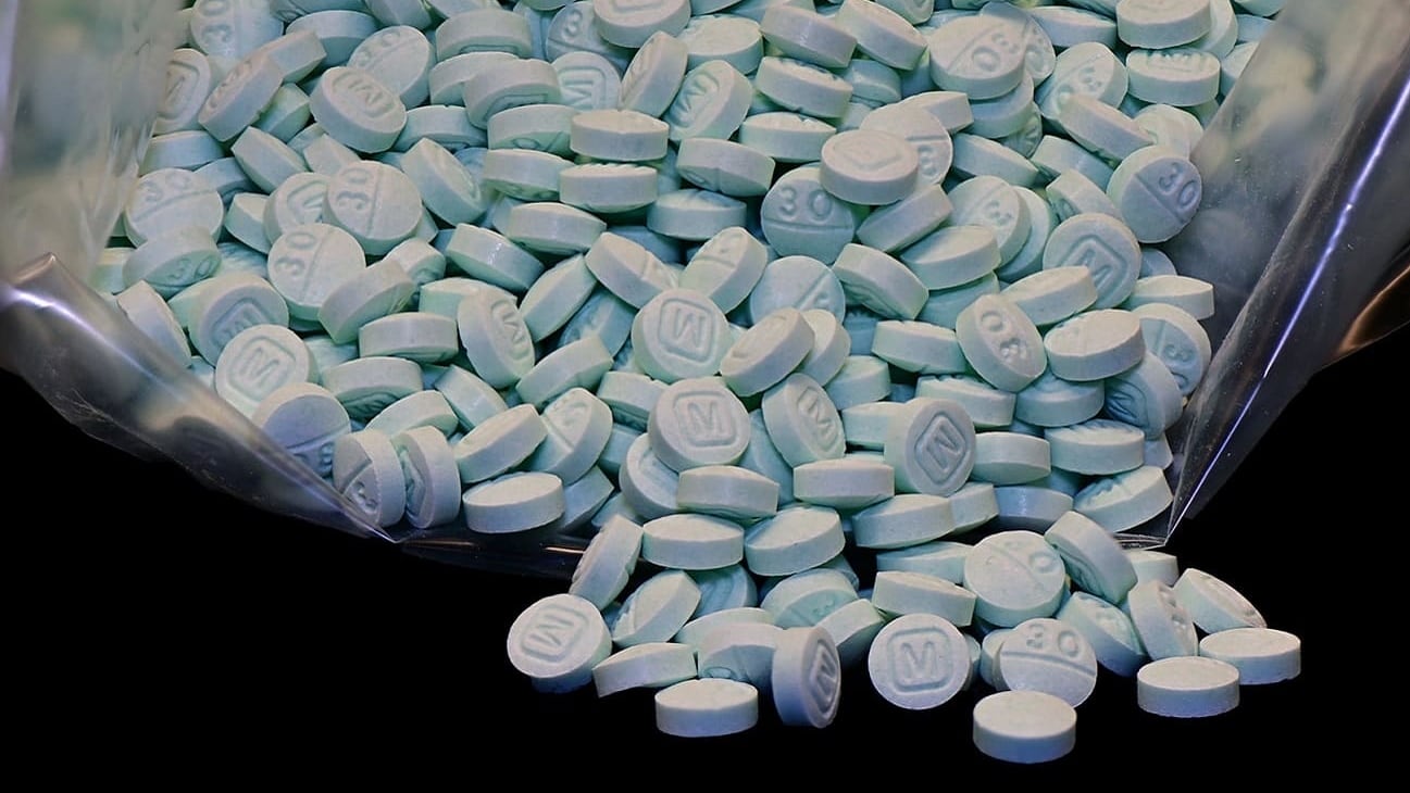 Qué se sabe del opioide sintético camuflado en pastillas falsas en EEUU: es 10 veces más potente que el fentanilo y 1.000 más que la morfina