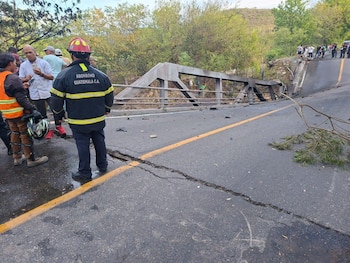 El choque causó daños severos en la estructura superior del puente Guijo. (Cortesía: Coordinadora Nacional para la Reducción de Desastres.