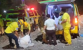Elementos de los cuerpos de socorro y equipos de emergencia trabajaron durante horas para recuperar los cuerpos de las las víctimas (Cortesía: Yaris Murcia).