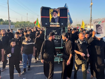 Varias personas se manifestaron en Basora, Irak, tras el anuncio de la muerte del líder del grupo terrorista libanés Hezbollah, Sayyed Hassan Nasrallah, este 28 de septiembre de 2024 (REUTERS/Mohammed Aty)