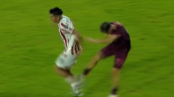 La brutal patada en el accidentado duelo de Copa Argentina entre Lanús e Instituto: “Es una locura lo que hizo”