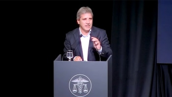 Luis Caputo en la Bolsa de Comercio de Rosario