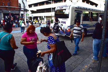 Vida cotidiana en el Centro Histórico de San Salvador, El Salvador.