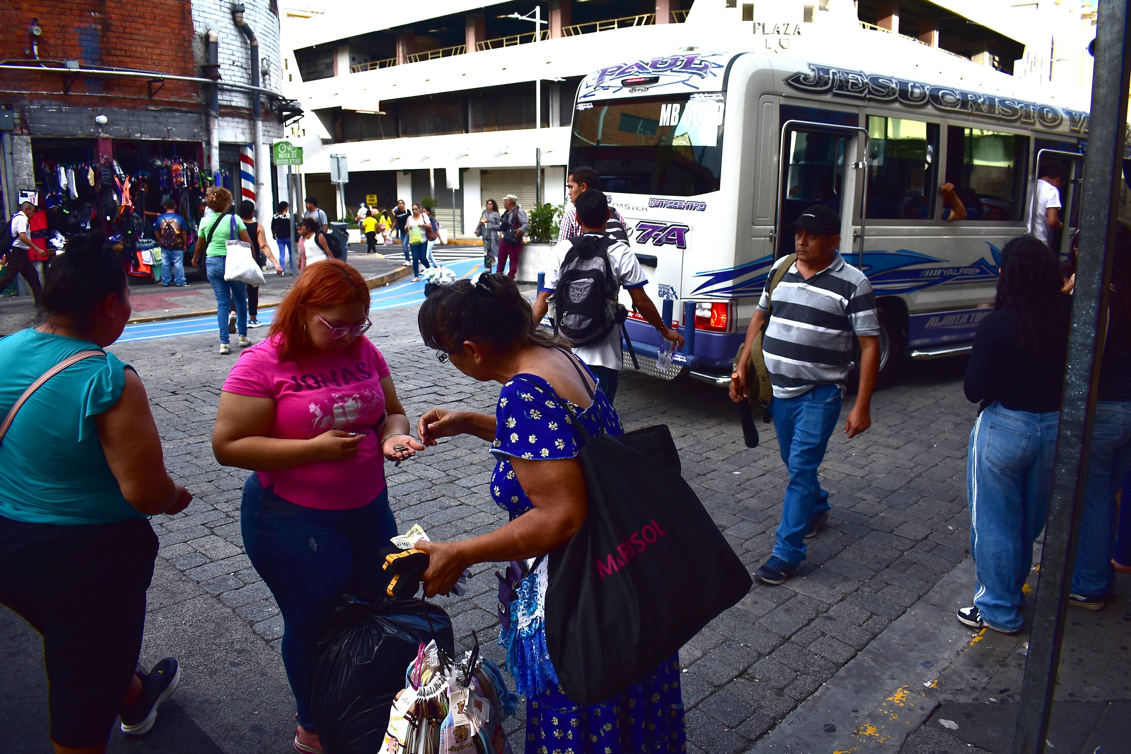 Comerciantes ambulantes en el Centro de San Salvador, uno de los mayores puntos comerciales del país. (Infobae Centroamérica/Emerson Del Cid)