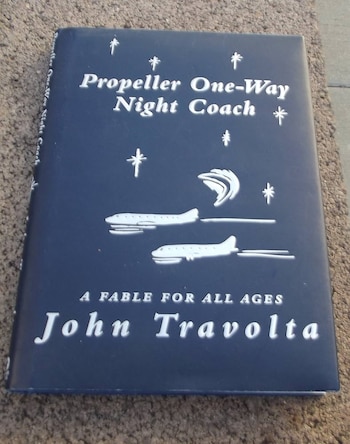 Propeller One-Way Night Coach se basa en el libro homónimo escrito por John Travolta en 1997. (Instagram)