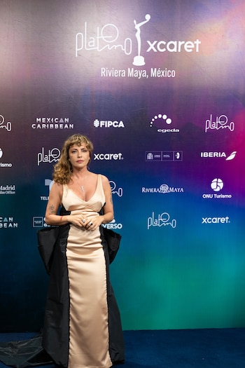 Dolores Fonzi eligió un vestido satinado para la noche de los Premios Platino