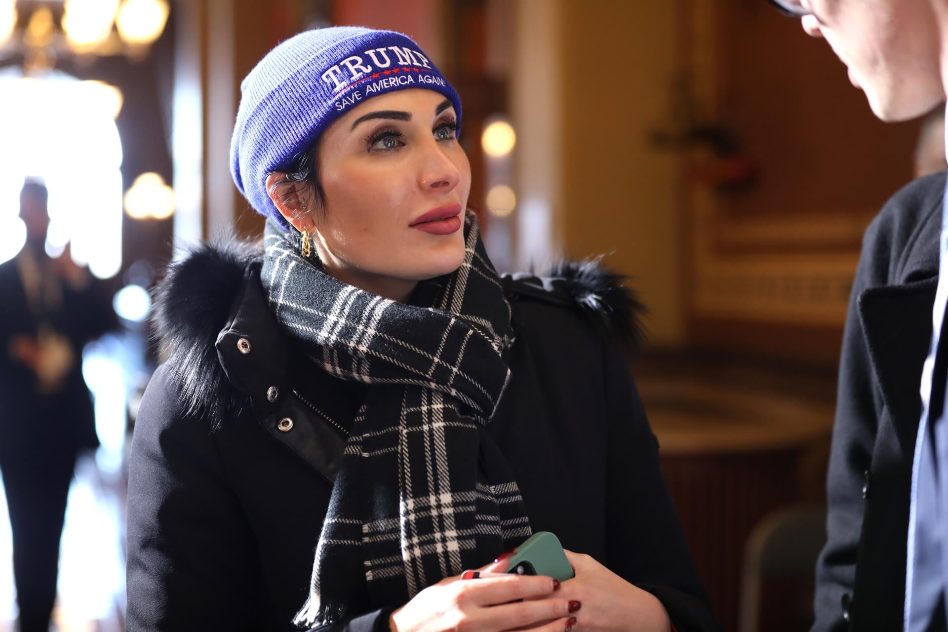 La activista Laura Loomer impulsó su postulación al cargo de portavoz mediante mensajes en la red social X.