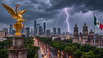 Un rayo cae sobre el panorama urbano de la Ciudad de México durante una lluvia intensa junto al Ángel de la Independencia y la Catedral Metropolitana.
