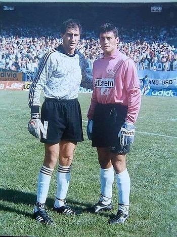 Pedro posa con Sergio Goicochea,