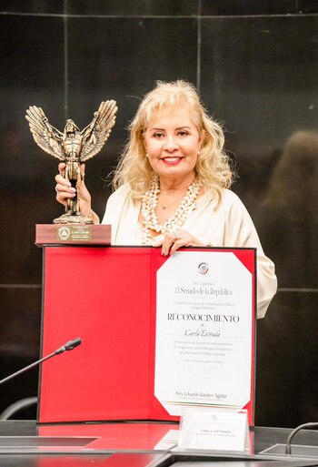 La productora felizmente posa para