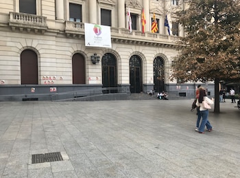 Las 130 tiendas de campaña de la movilización por la vivienda han quedado totalmente reitradas de la plaza de España de Zaragoza. (EUROPA PRESS)