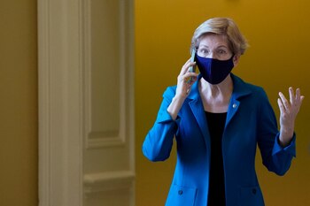 La senadora Elizabeth Warren (D-MA)