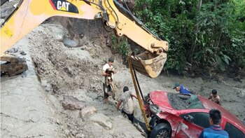 Autoridades llegaron con maquinaria pesada
