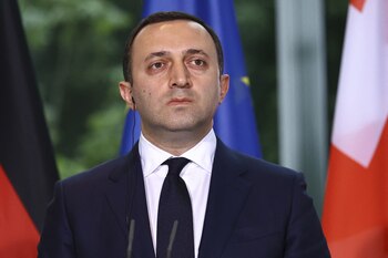 El primer ministro georgiano, Irakli Garibashvili, se dirige a los medios durante una rueda de prensa conjunta con el canciller alemán, Olaf Scholz, tras su reunión en Berlín, Alemania, el 14 de septiembre de 2022. REUTERS/Christian Mang/Archivo