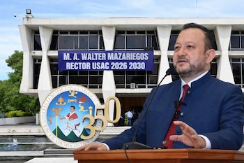 Hombre en traje azul habla en atril. Edificio con cartel de Walter Mazariegos como Rector de USAC 2026-2030 y escudo universitario de 350 años.