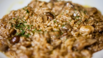 Receta de arroz meloso de secreto ibérico y setas, una comida fácil para sorprender