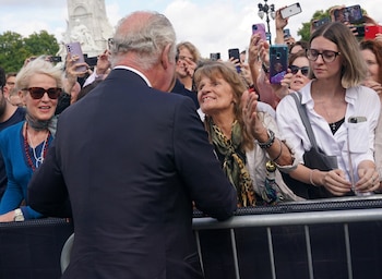 La gente recibió con cariño a Carlos (Yui Mok/Pool via REUTERS)