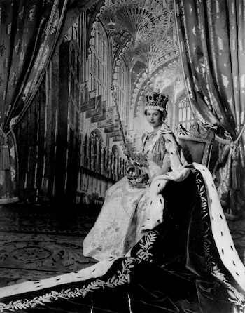 La reina Isabel II lució
