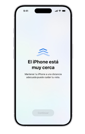 Pantalla de iPhone con un icono de flechas, un mensaje de advertencia sobre la proximidad del teléfono y un botón que dice 'Continuar'