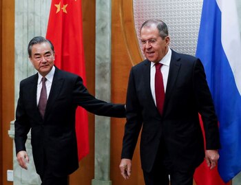 FOTO DE ARCHIVO: El ministro de Asuntos Exteriores ruso, Serguéi Lavrov, y el ministro de Asuntos Exteriores chino, Wang Yi, se reúnen en Sochi, Rusia, el 13 de mayo de 2019. Pavel Golovkin/Pool vía REUTERS