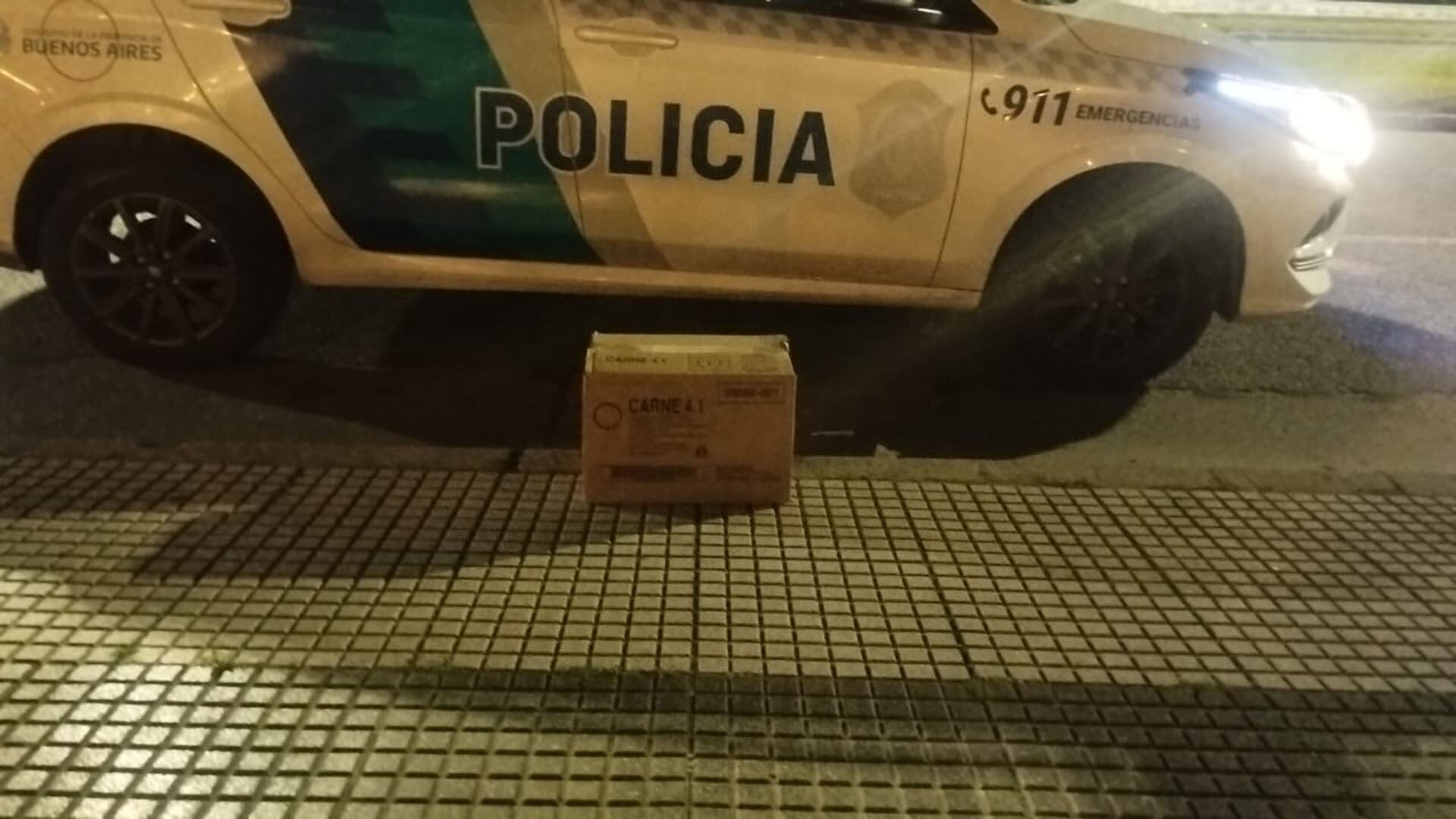 El menor se llevó una caja de hamburguesas