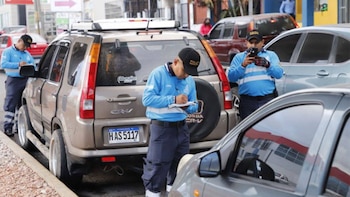 La hoja de antecedentes policiales estará condicionada al pago de infracciones.(FOTO: Proceso HN)