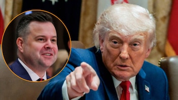 Primer plano de Donald Trump, con cabello rubio y corbata roja, señalando al frente. En la esquina superior izquierda, un retrato circular de un hombre sonriente