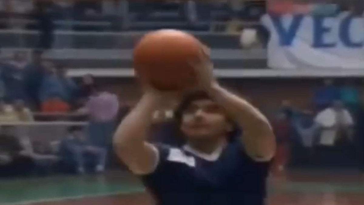 Diego Maradona en un partido benéfico con la camiseta número 10