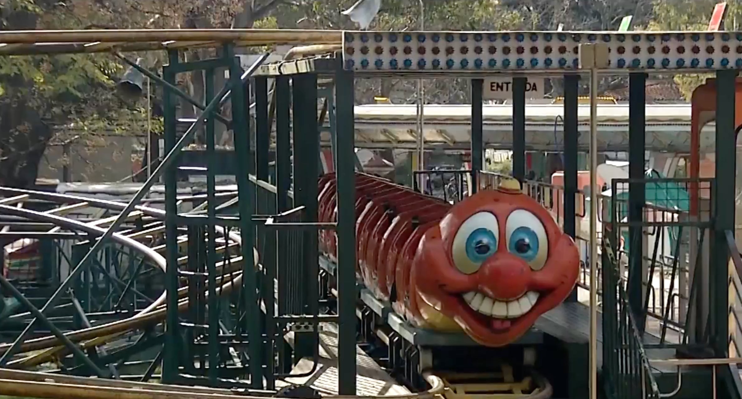Gusanito Manzana, un juego del Parque Rodó de Montevideo, de donde cayó un niño de dos años y su padre de 67 (Captura Subrayado/Canal 10)