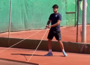 Carlos Alcaraz pasando el rastrillo (imagen de redes sociales)